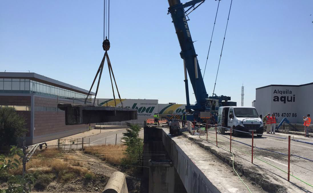 Corte de puente sobre vía férrea