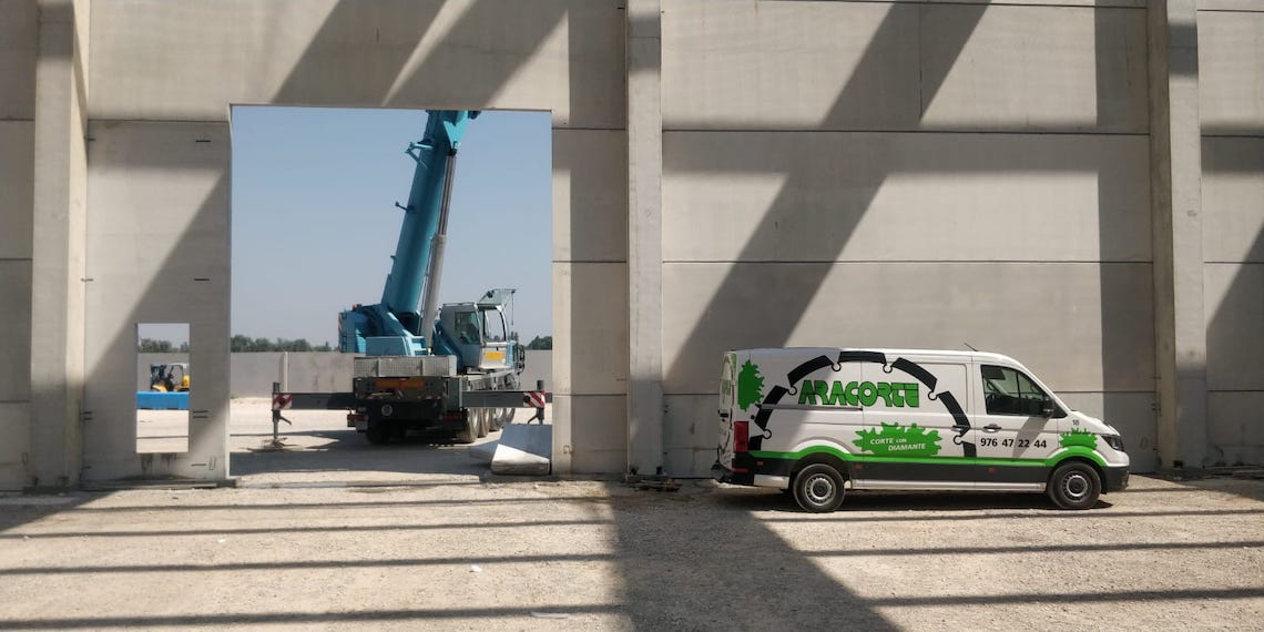 Apertura de hueco de paso en muro de hormigón